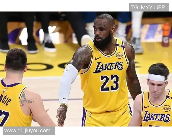 里夫斯称赞詹姆斯训练状态良好期待他强势回归球队